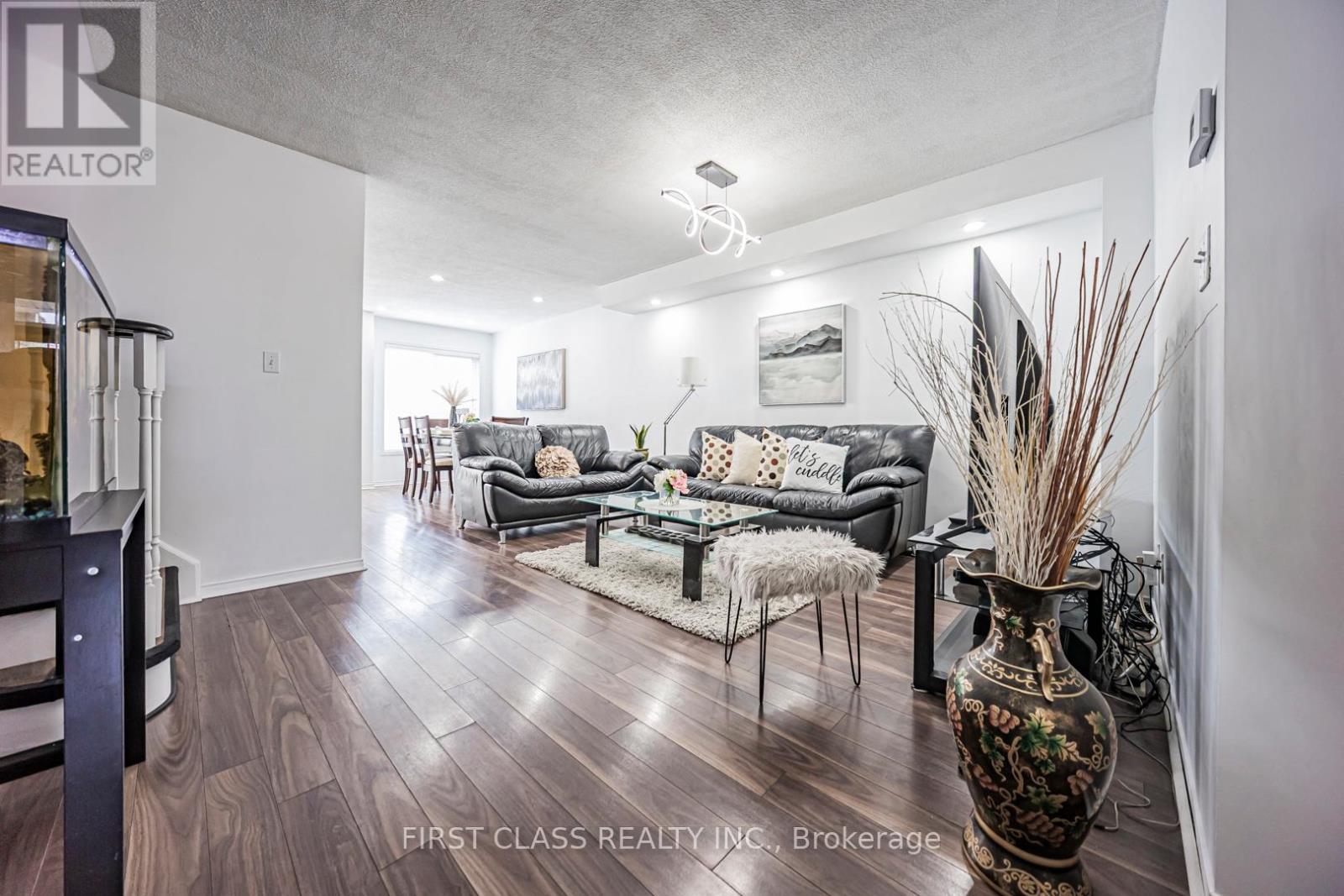 3930 Mcdowell Drive, Mississauga, Ontario L5M 6P3 - Photo 9 - W12918506