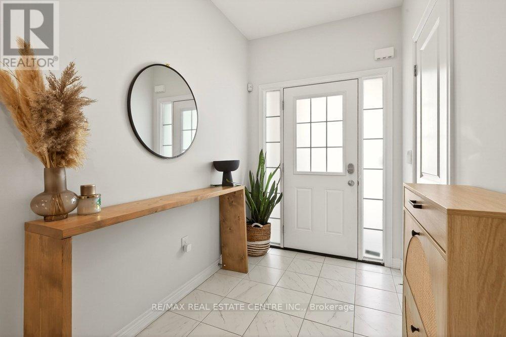 74 Bobolink Road, Hamilton, Ontario  L9A 2P5 - Photo 4 - X12781704