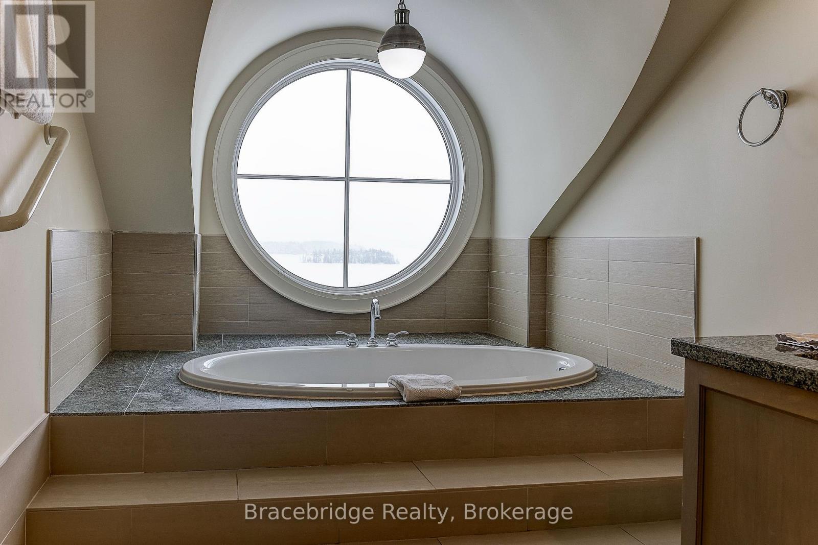 T301-C2 - 1869 Muskoka Rd 118 Highway W, Muskoka Lakes, Ontario P1L 1W8 - Photo 7 - X12918586