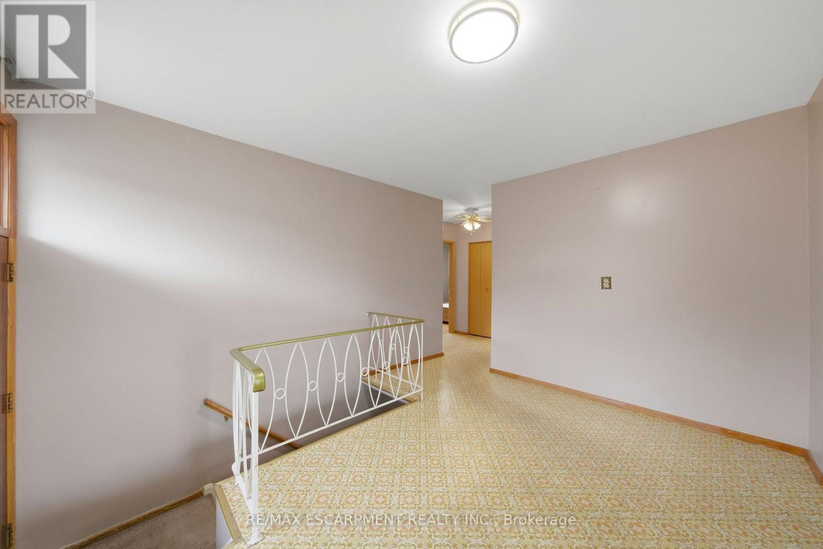 136 Cromwell Crescent, Hamilton, Ontario  L8G 2G2 - Photo 8 - X12917978