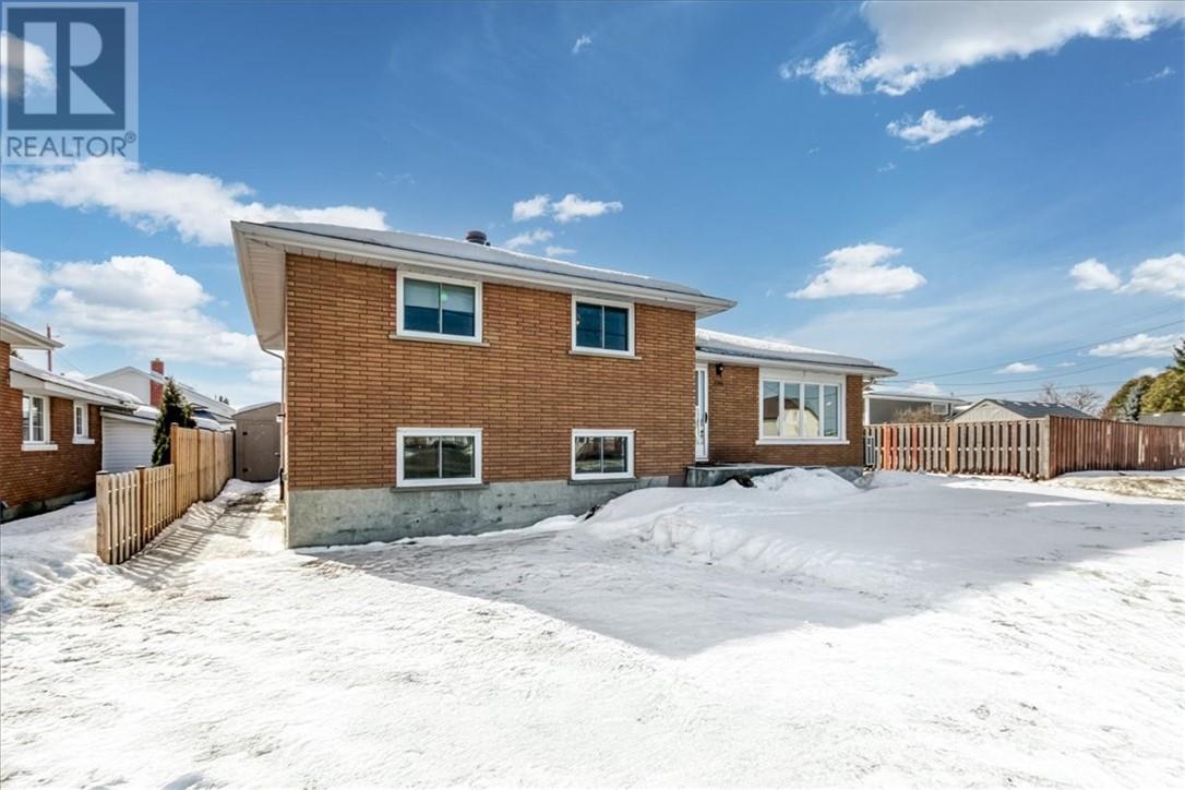 130 Main Street E, Chelmsford, Ontario  P0M 1L0 - Photo 2 - 2126901