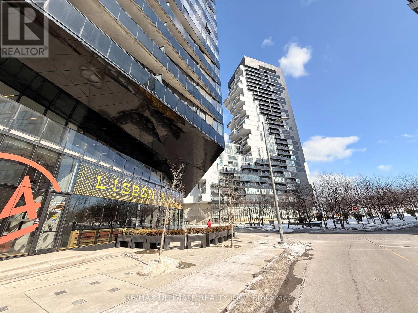 19 Lawren Harris Square, Toronto, Ontario  M5A 1H7 - Photo 2 - C12918548