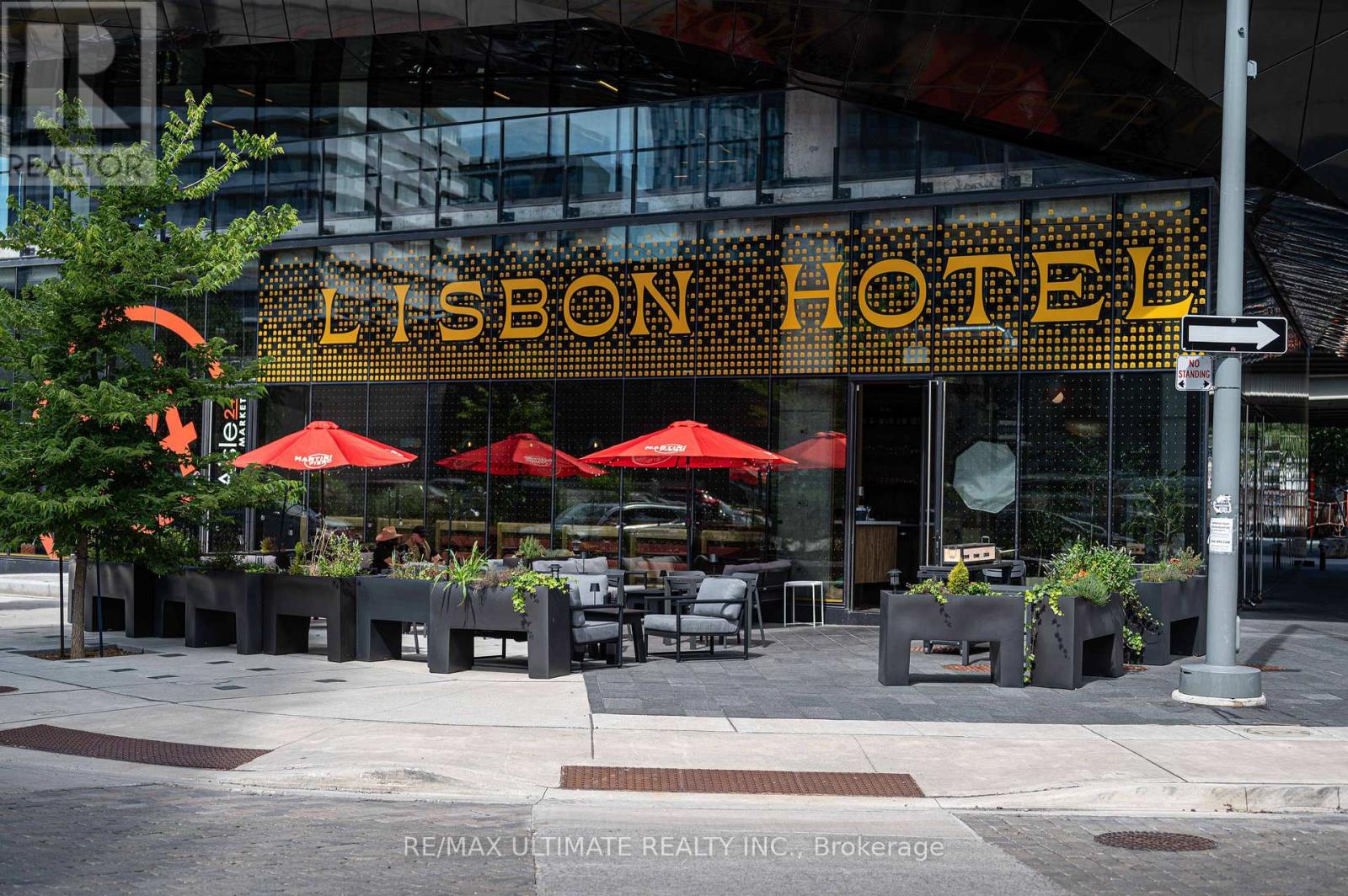 19 Lawren Harris Square, Toronto, Ontario  M5A 1H7 - Photo 4 - C12918548