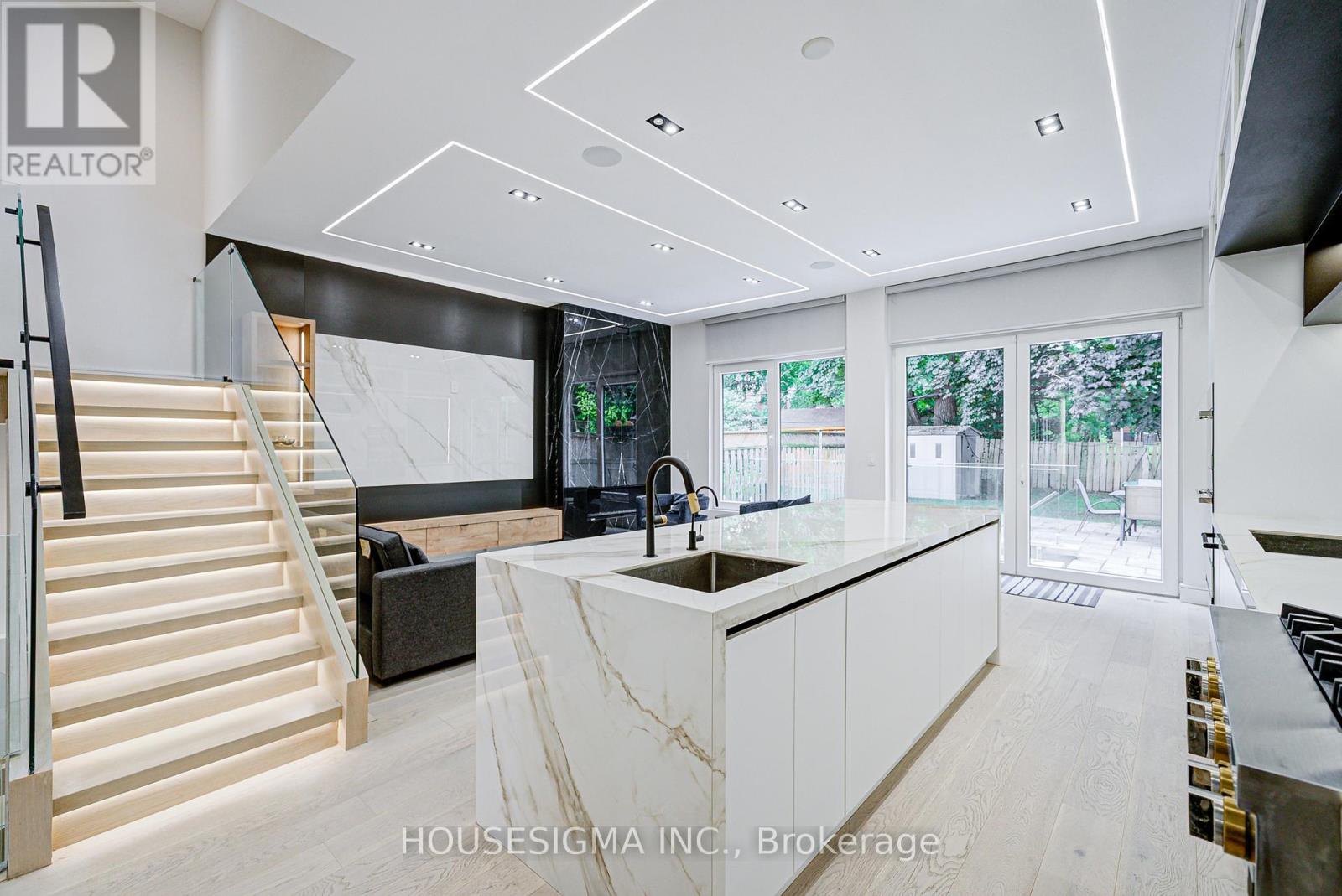 151 Dewbourne Avenue, Toronto, Ontario  M6C 1Z1 - Photo 7 - C12918614