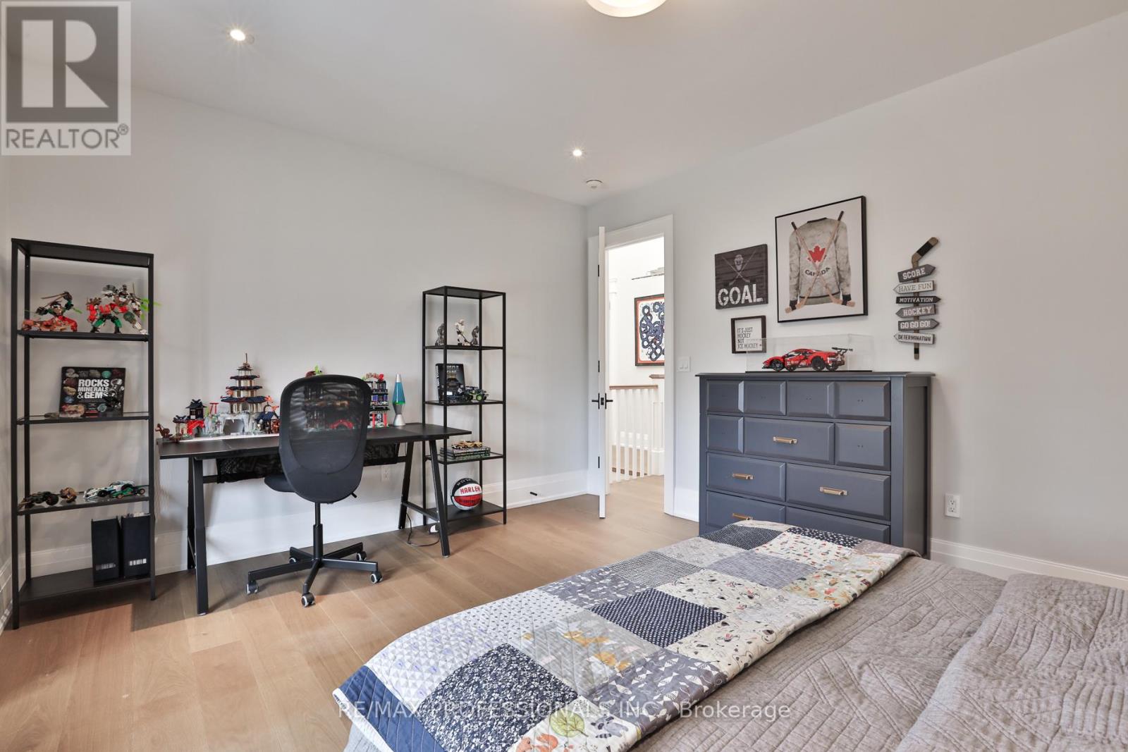 51 Saybrook Avenue, Toronto, Ontario  M8Z 2V6 - Photo 32 - W12918564