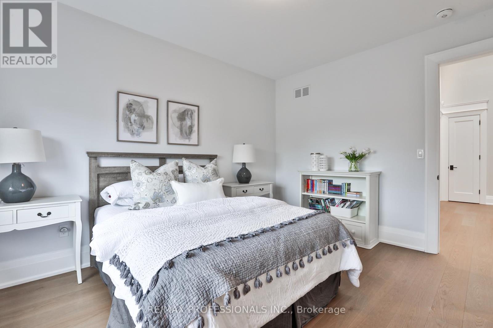 51 Saybrook Avenue, Toronto, Ontario  M8Z 2V6 - Photo 35 - W12918564