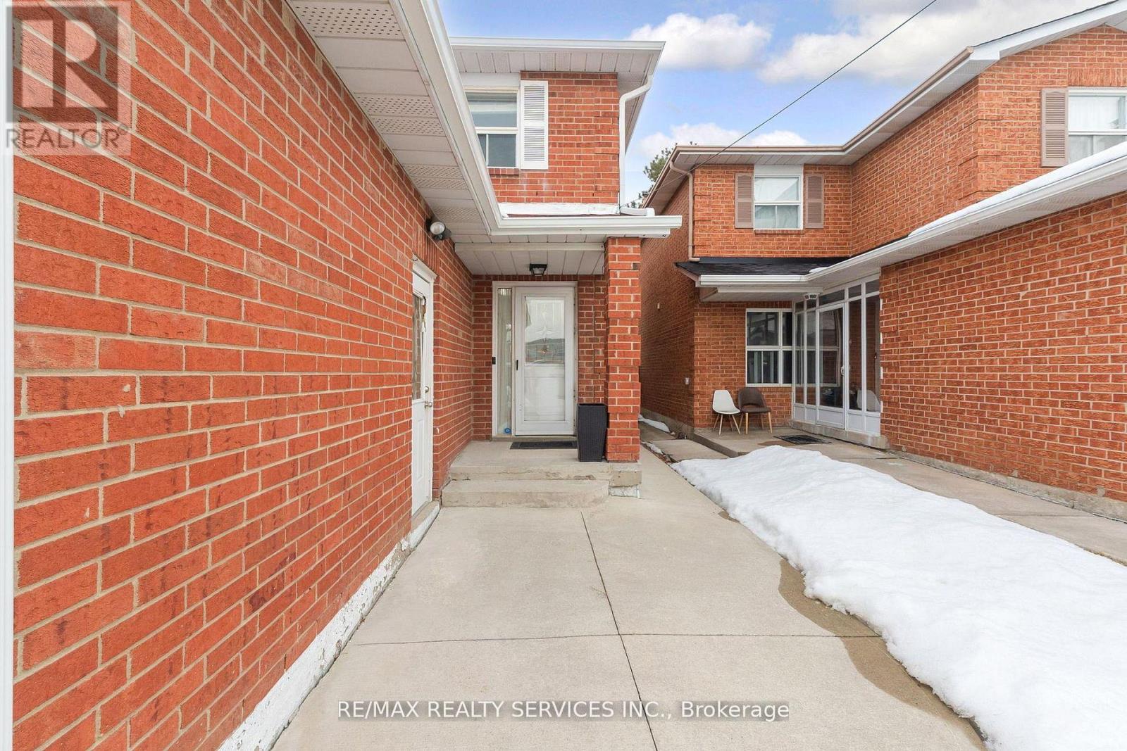 78 Wildercroft Avenue, Brampton, Ontario  L6V 4G5 - Photo 4 - W12918606