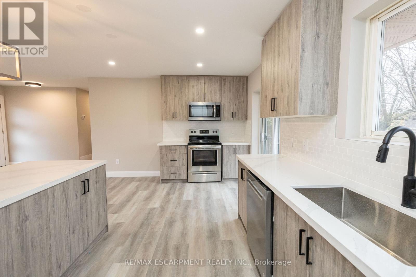 402 Third Line, Oakville, Ontario  L6L 4A5 - Photo 8 - W12918630