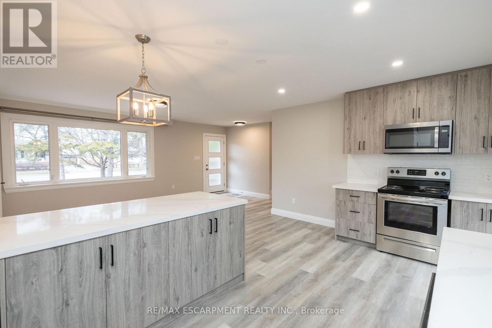 402 Third Line, Oakville, Ontario  L6L 4A5 - Photo 9 - W12918630