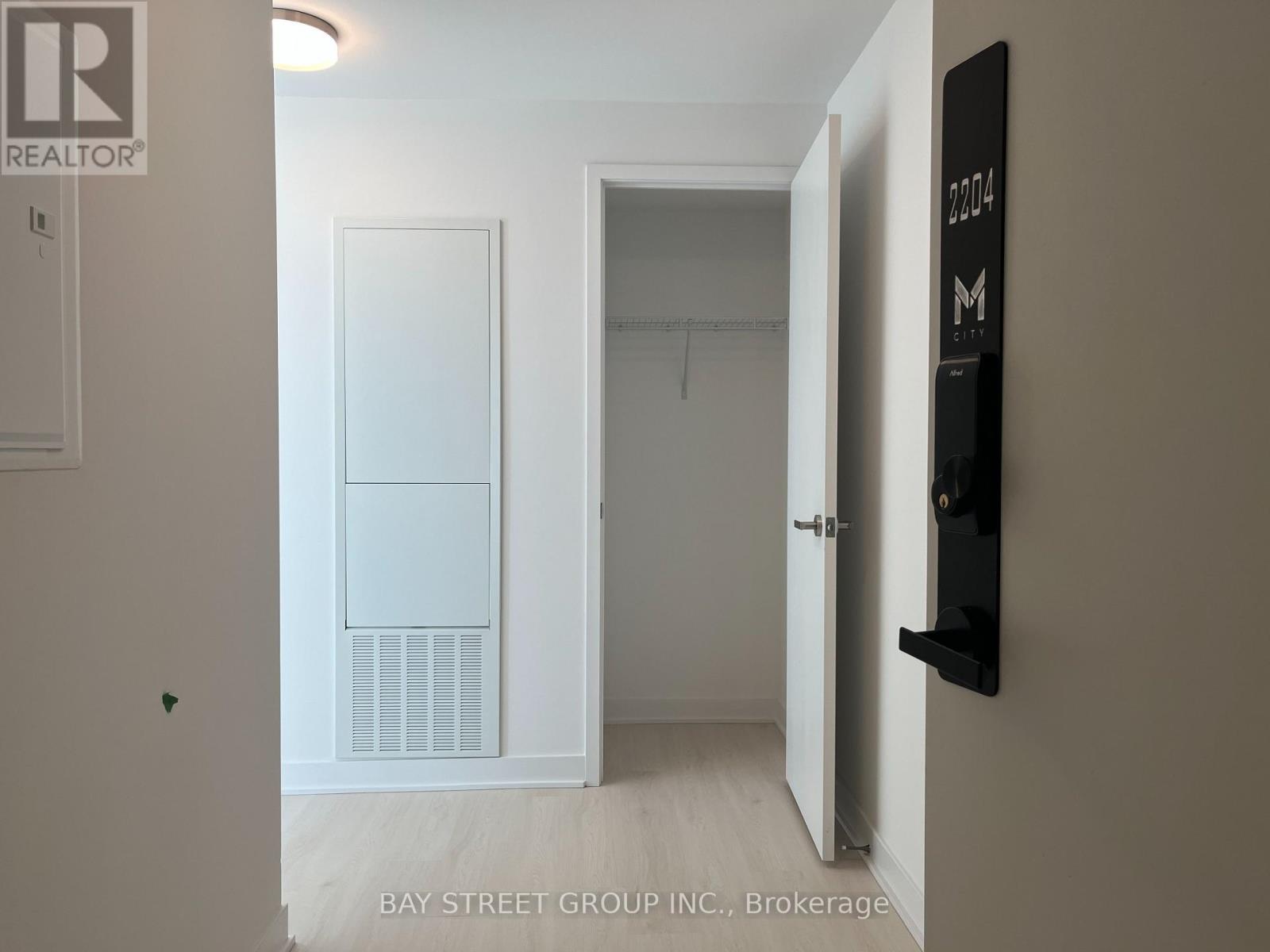 2204 - 3900 Confederation Parkway, Mississauga, Ontario  L5B 0M3 - Photo 2 - W12918680