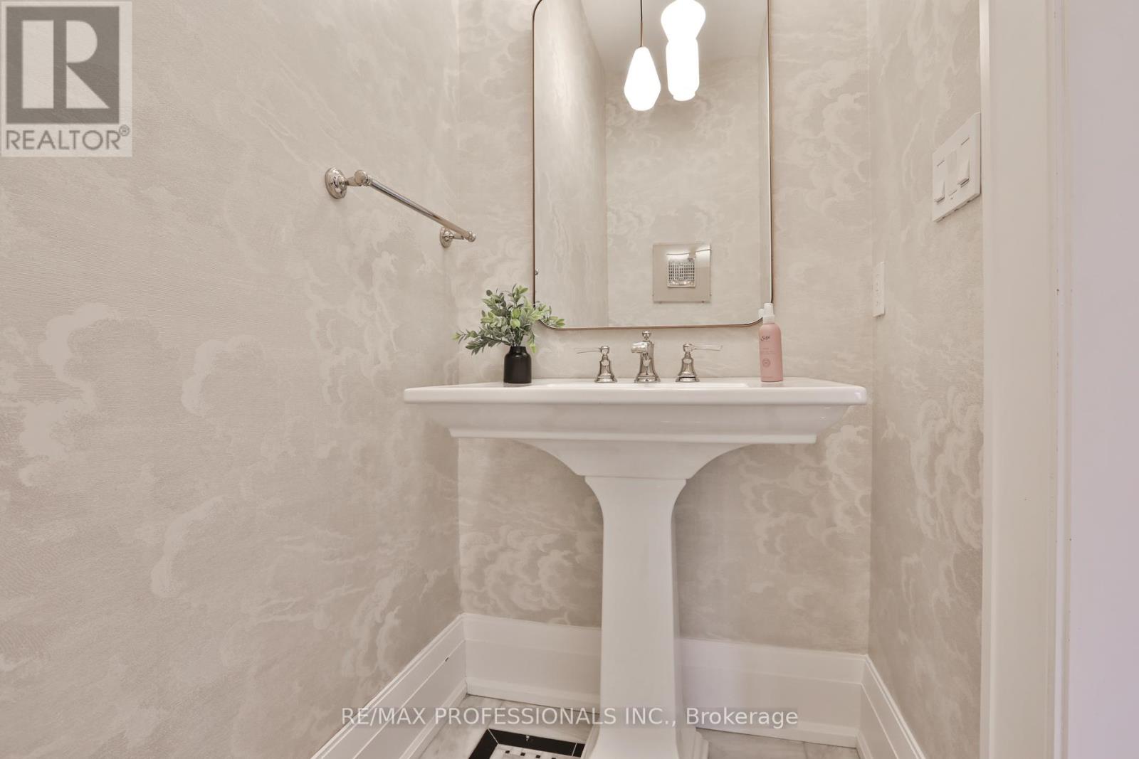 51 Saybrook Avenue, Toronto, Ontario  M8Z 2V6 - Photo 19 - W12918564