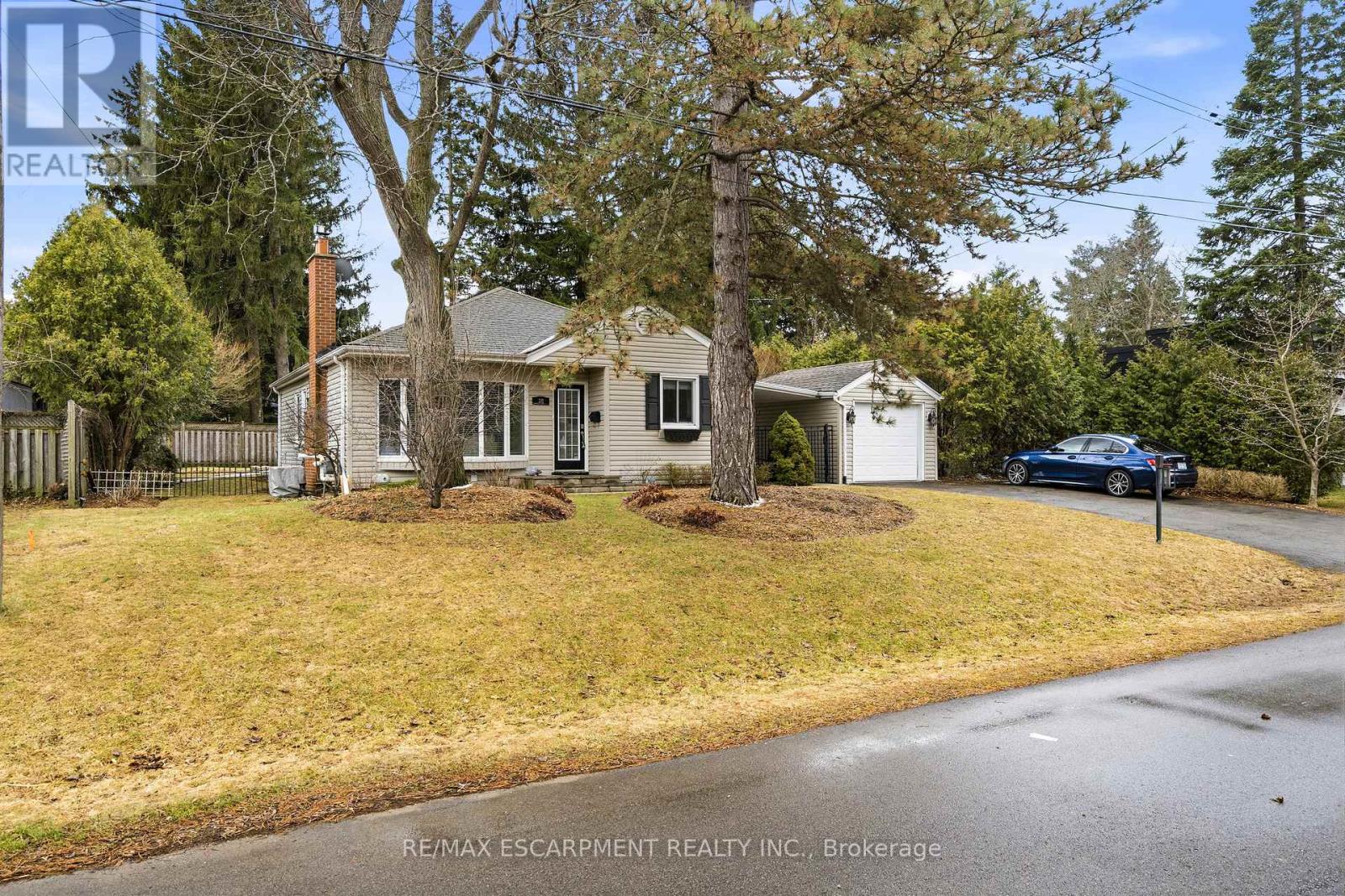 38 Parker Avenue, Hamilton, Ontario  L9G 1A7 - Photo 2 - X12918588