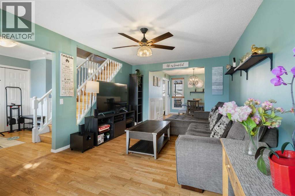 16 Midridge Gardens Se, Calgary, Alberta  T2X 1C3 - Photo 4 - A2295535