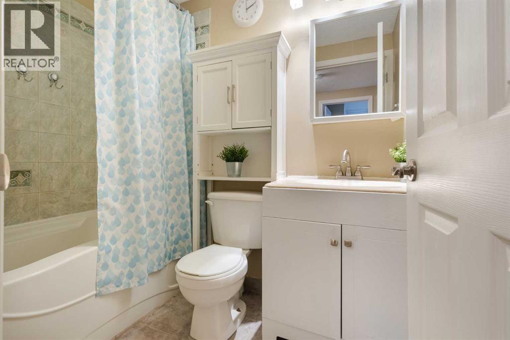 16 Midridge Gardens Se, Calgary, Alberta  T2X 1C3 - Photo 25 - A2295535