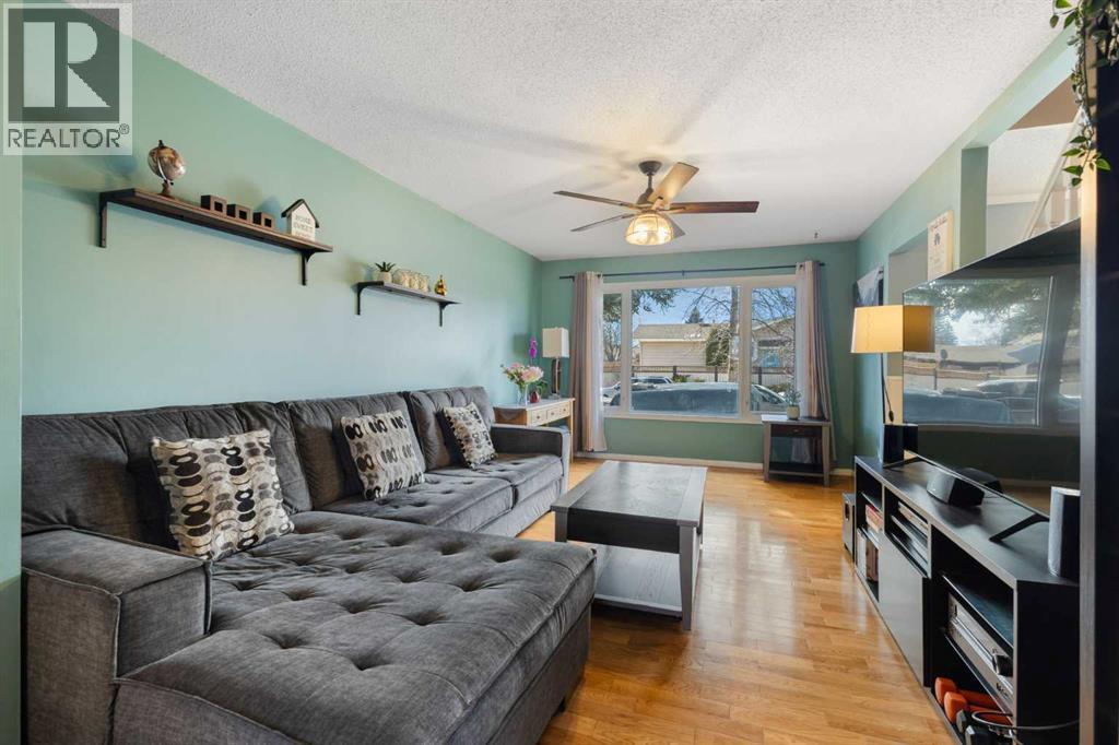 16 Midridge Gardens Se, Calgary, Alberta  T2X 1C3 - Photo 6 - A2295535