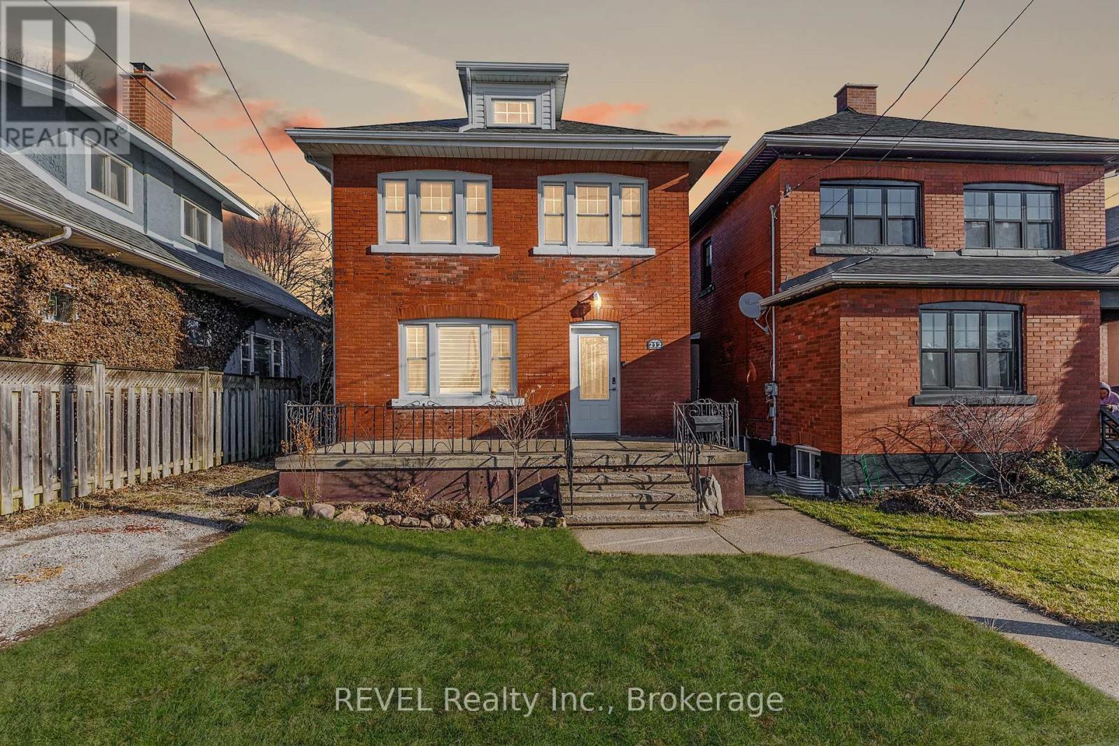 212 Maple Avenue, Welland, Ontario  L3C 5G5 - Photo 3 - X12918936