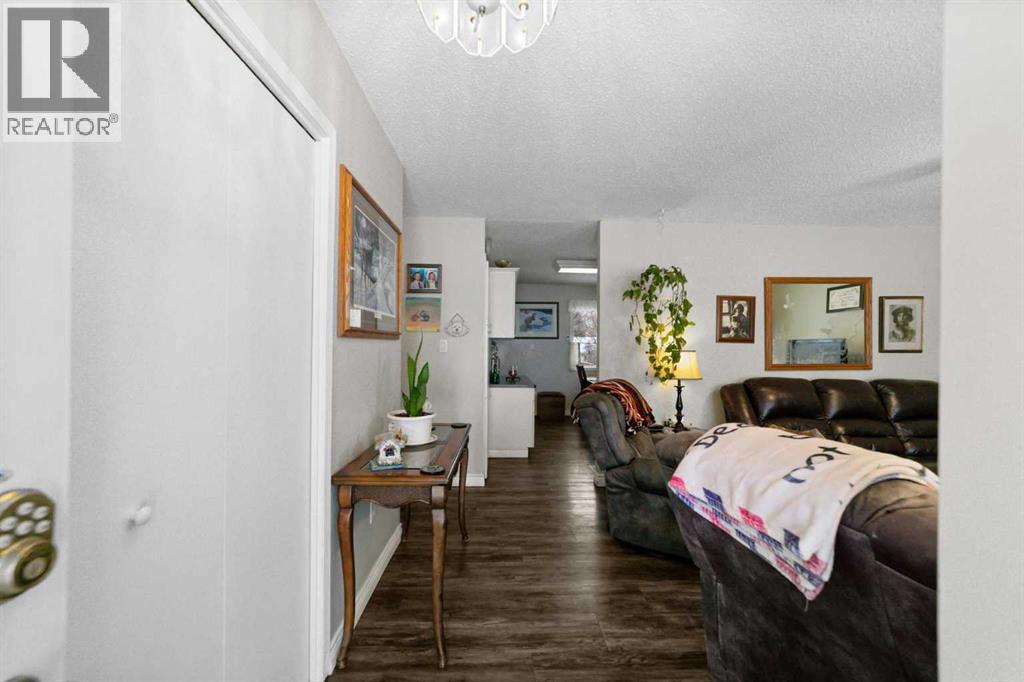 6304 39 Avenue, Camrose, Alberta  T4V 2Z4 - Photo 4 - A2293761