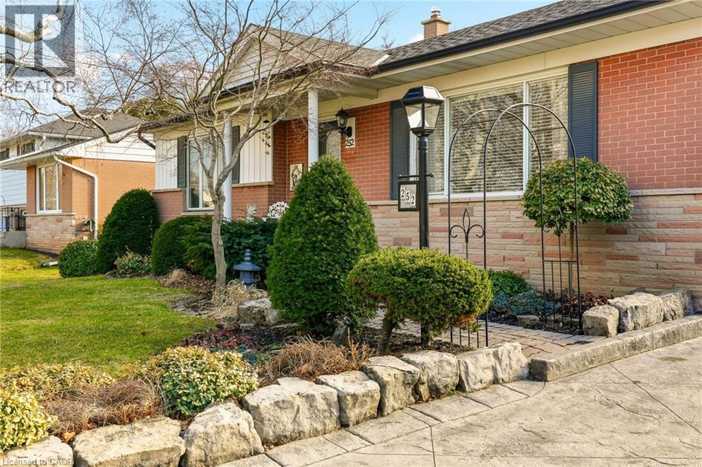 252 Hammersmith Court, Burlington, Ontario  L7L 4N7 - Photo 2 - 40814697