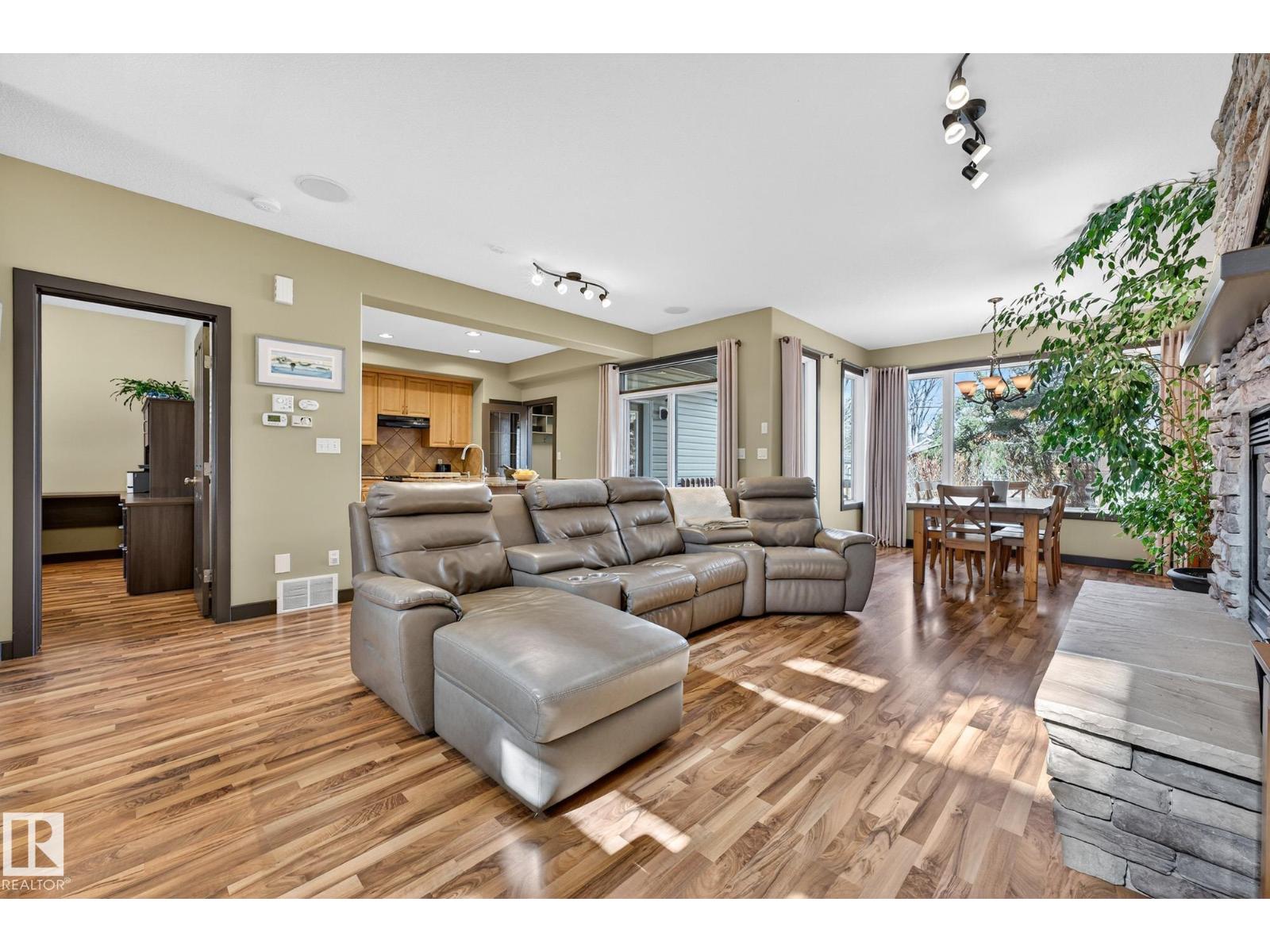 8916 79 Av Nw, Edmonton, Alberta  T6C 0R8 - Photo 5 - E4478937