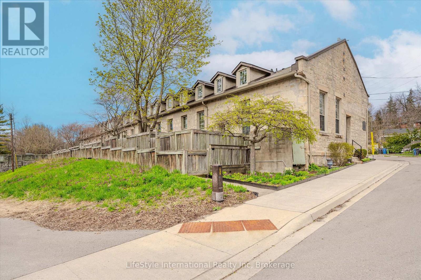 6 - 196 Arthur Street N, Guelph (General Hospital), Ontario  N1E 4V8 - Photo 4 - X12918984