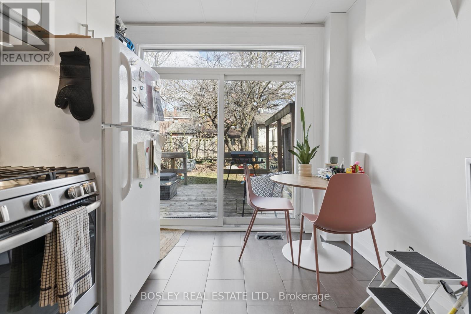 725 Manning Avenue, Toronto, Ontario  M6G 2W5 - Photo 10 - C12919034