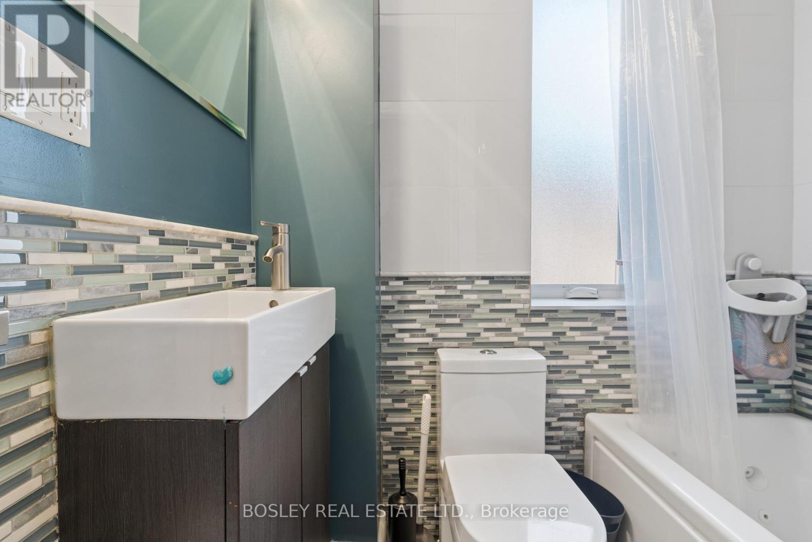 725 Manning Avenue, Toronto, Ontario  M6G 2W5 - Photo 12 - C12919034