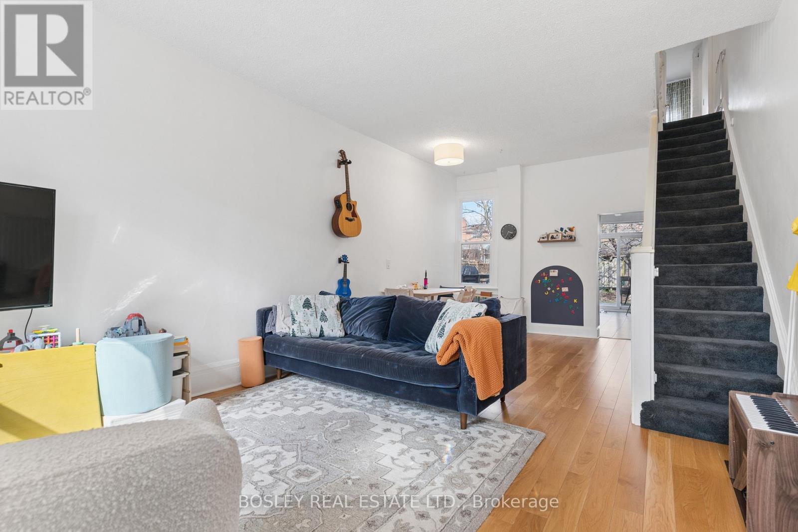 725 Manning Avenue, Toronto, Ontario  M6G 2W5 - Photo 3 - C12919034