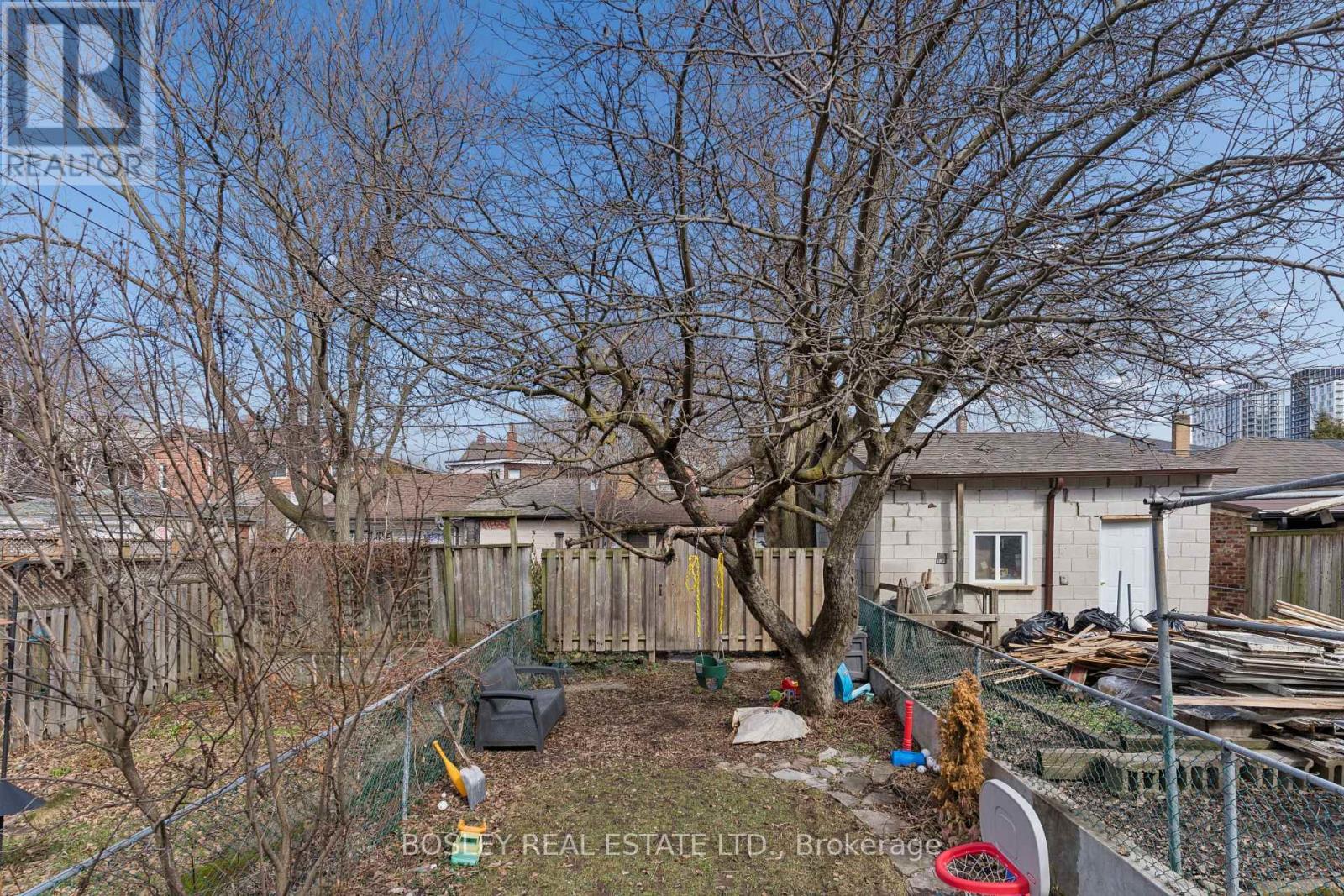 725 Manning Avenue, Toronto, Ontario  M6G 2W5 - Photo 30 - C12919034