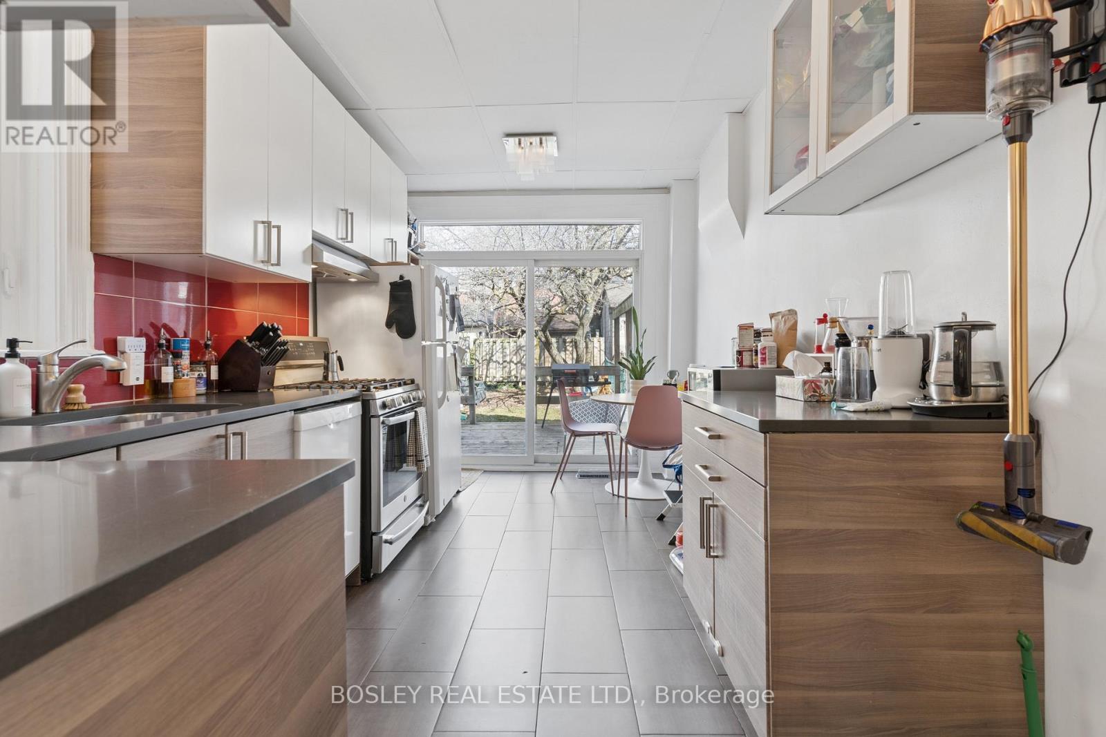 725 Manning Avenue, Toronto, Ontario  M6G 2W5 - Photo 7 - C12919034