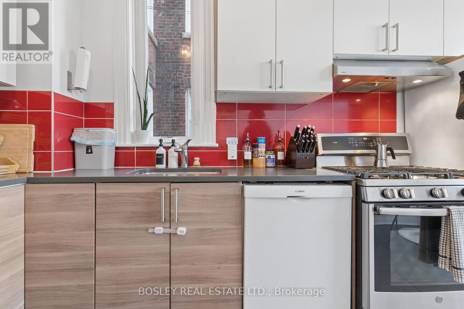 725 Manning Avenue, Toronto, Ontario  M6G 2W5 - Photo 9 - C12919034