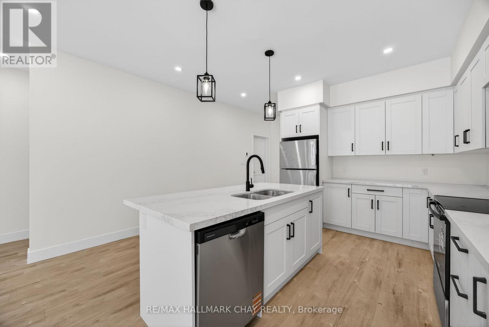 28 Rose Avenue, Orillia, Ontario  L3V 6B4 - Photo 10 - S12891102