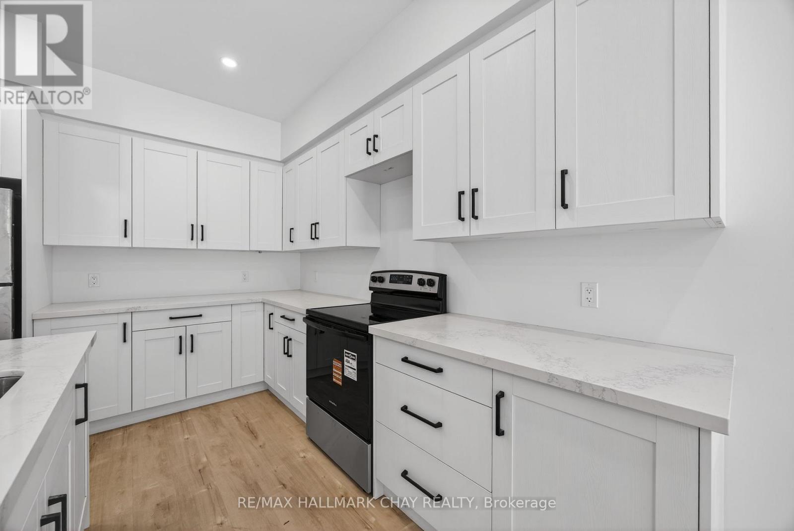 28 Rose Avenue, Orillia, Ontario  L3V 6B4 - Photo 8 - S12891102