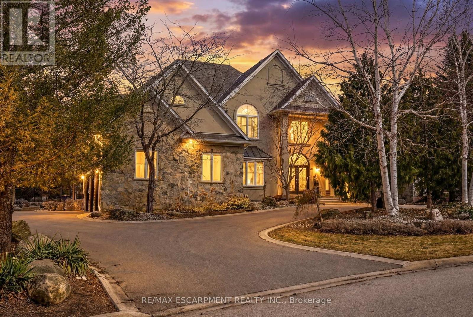 15 PALOMINO DRIVE, Hamilton, Ontario