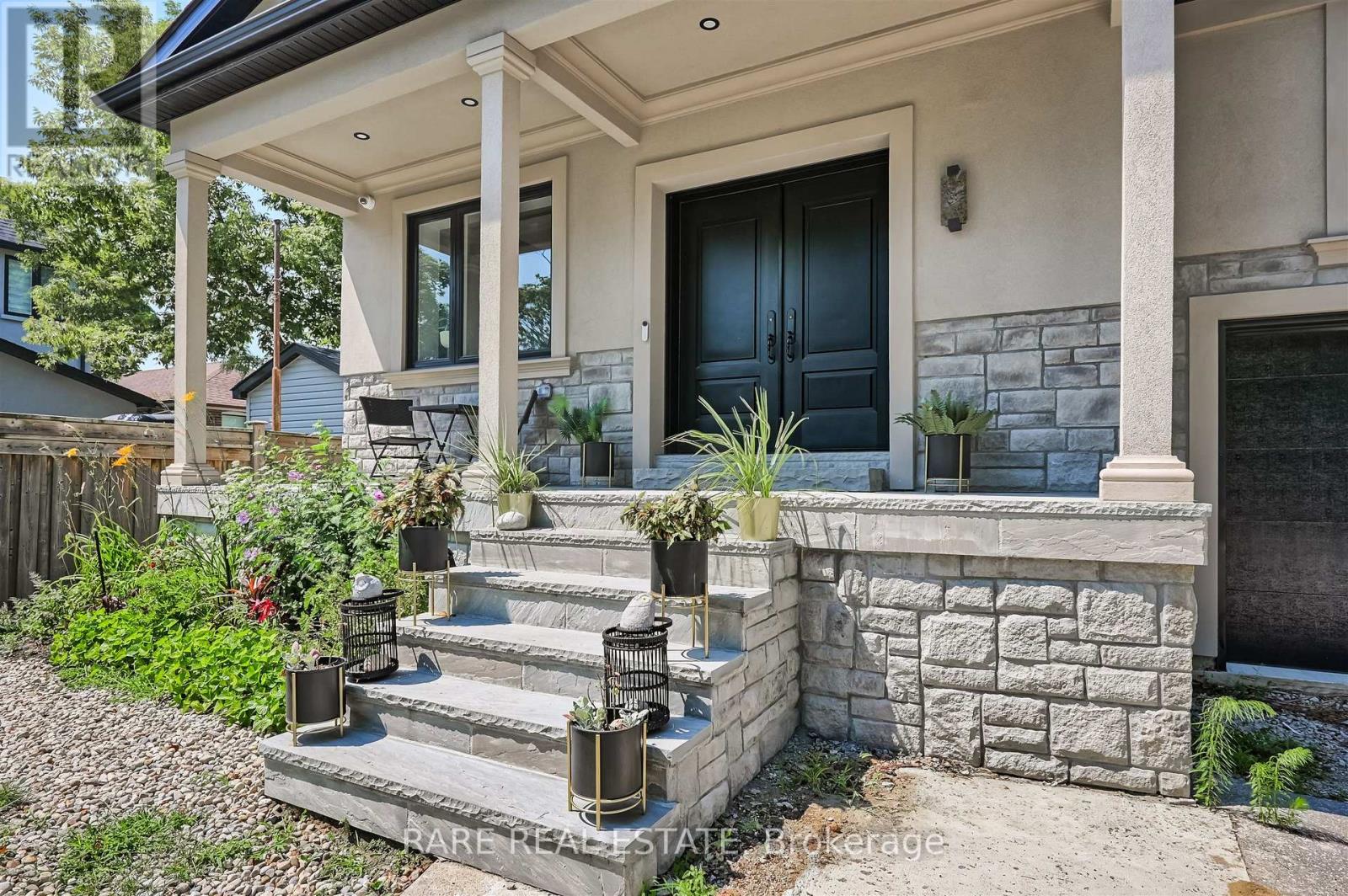 32 Bradfield Avenue W, Vaughan, Ontario M8Z 2A3 - Photo 2 - N12918874