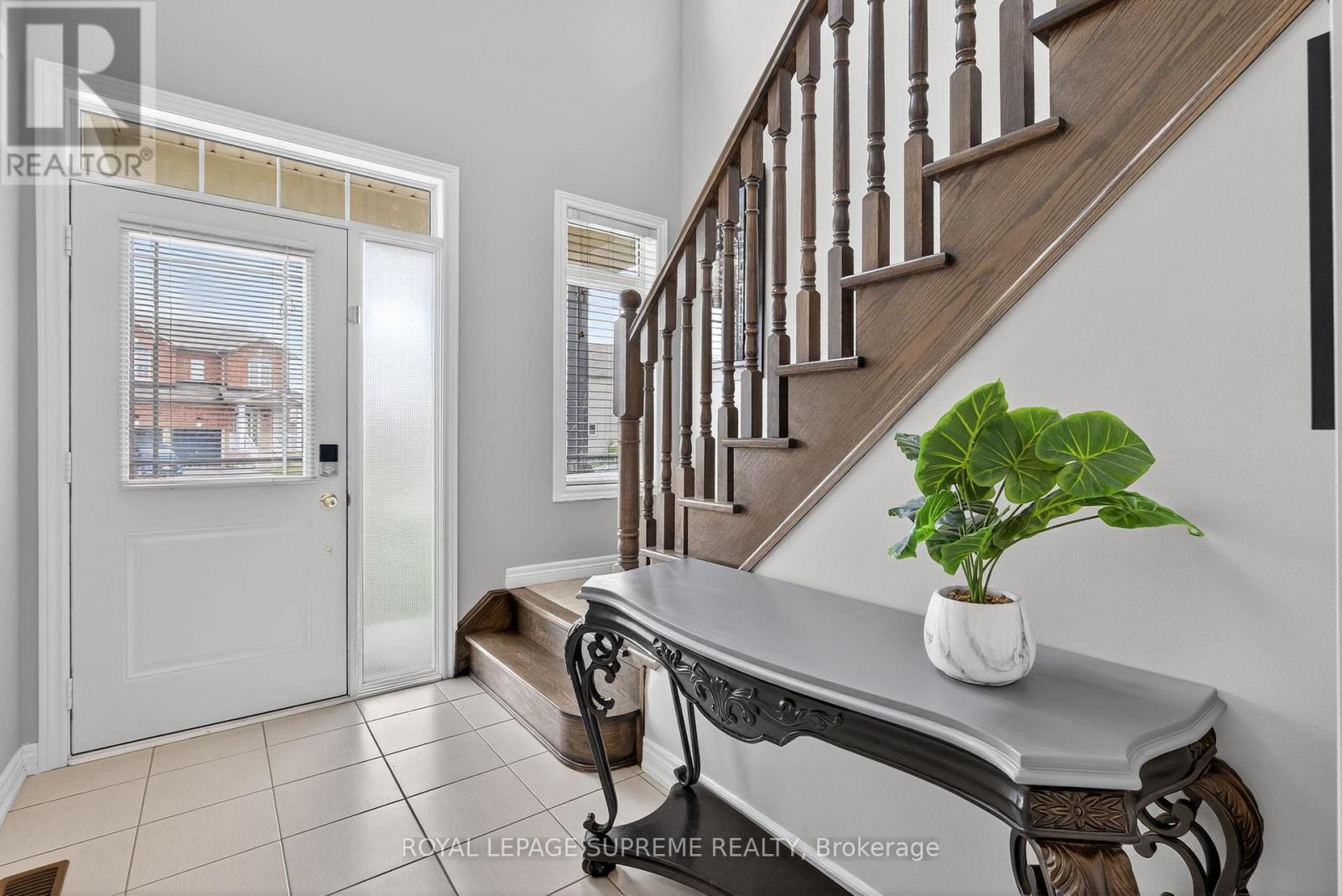 28 Mandley Street, Essa (Angus), Ontario  L3W 0B6 - Photo 5 - N12918896