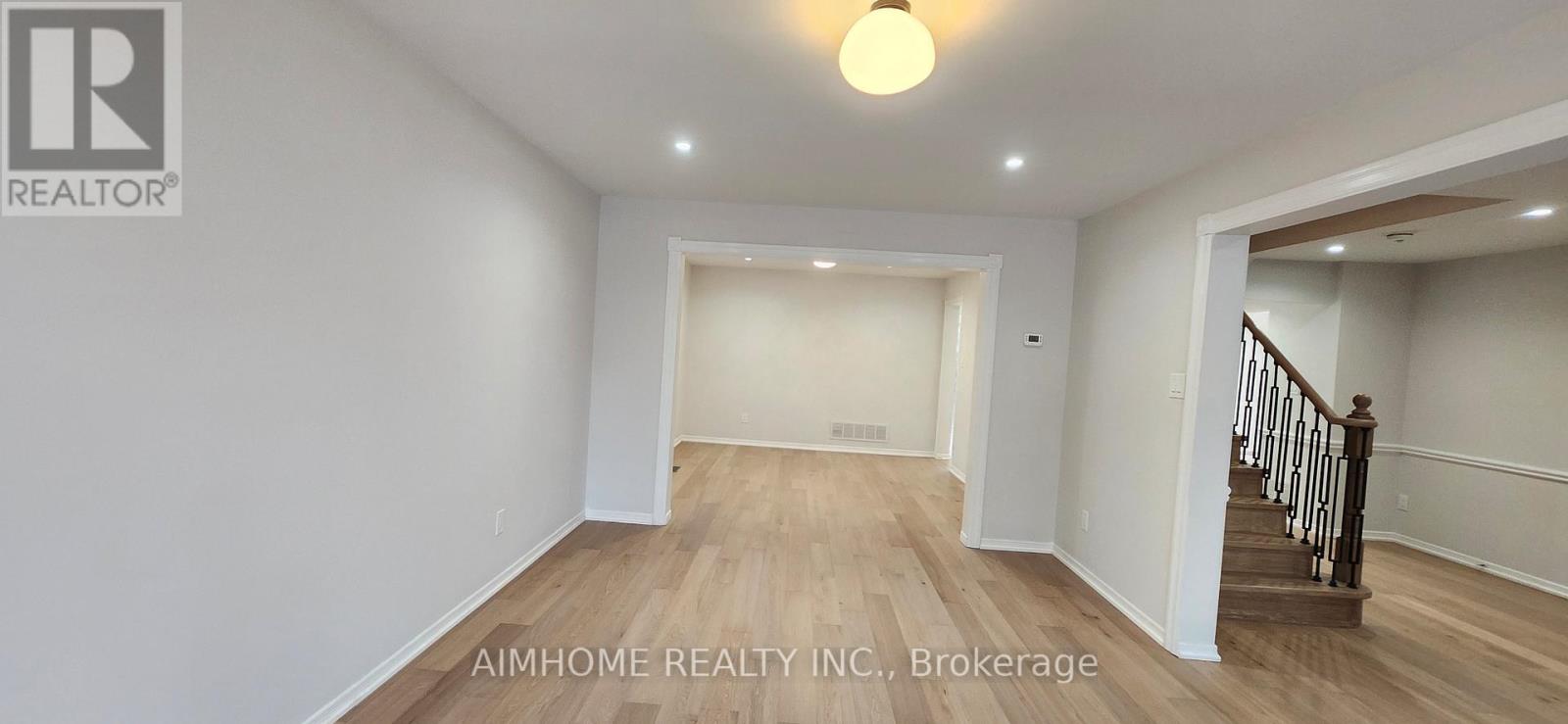 31 Spanhouse Crescent, Markham, Ontario  L3R 4E2 - Photo 4 - N12918928