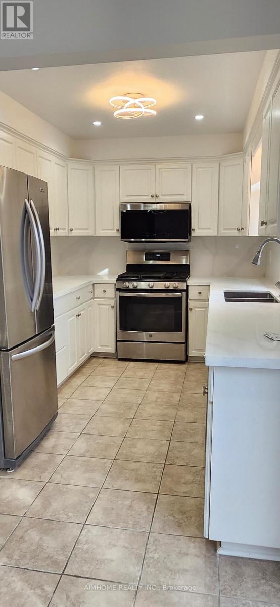 31 Spanhouse Crescent, Markham, Ontario  L3R 4E2 - Photo 9 - N12918928