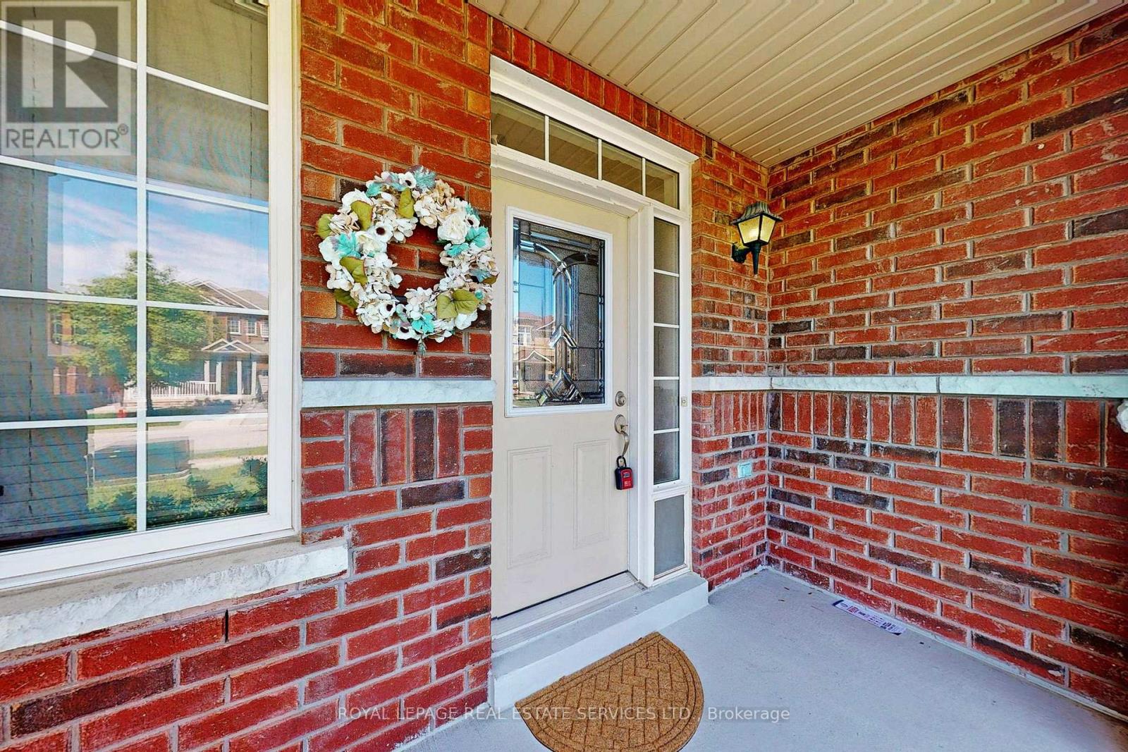 24 Accent Circle, Brampton (Northwest Sandalwood Parkway), Ontario  L7A 0L2 - Photo 2 - W12766926