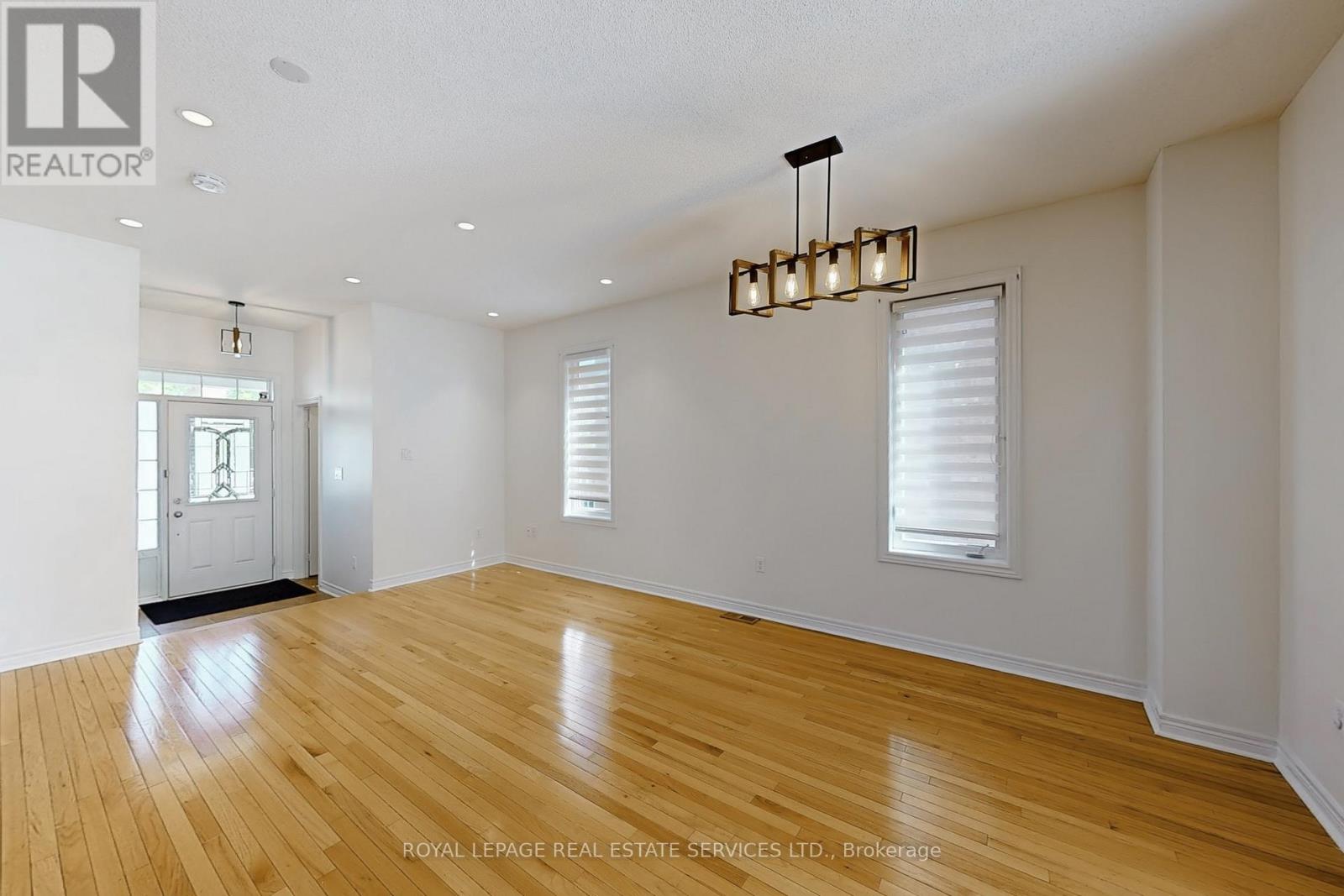 24 Accent Circle, Brampton (Northwest Sandalwood Parkway), Ontario  L7A 0L2 - Photo 4 - W12766926