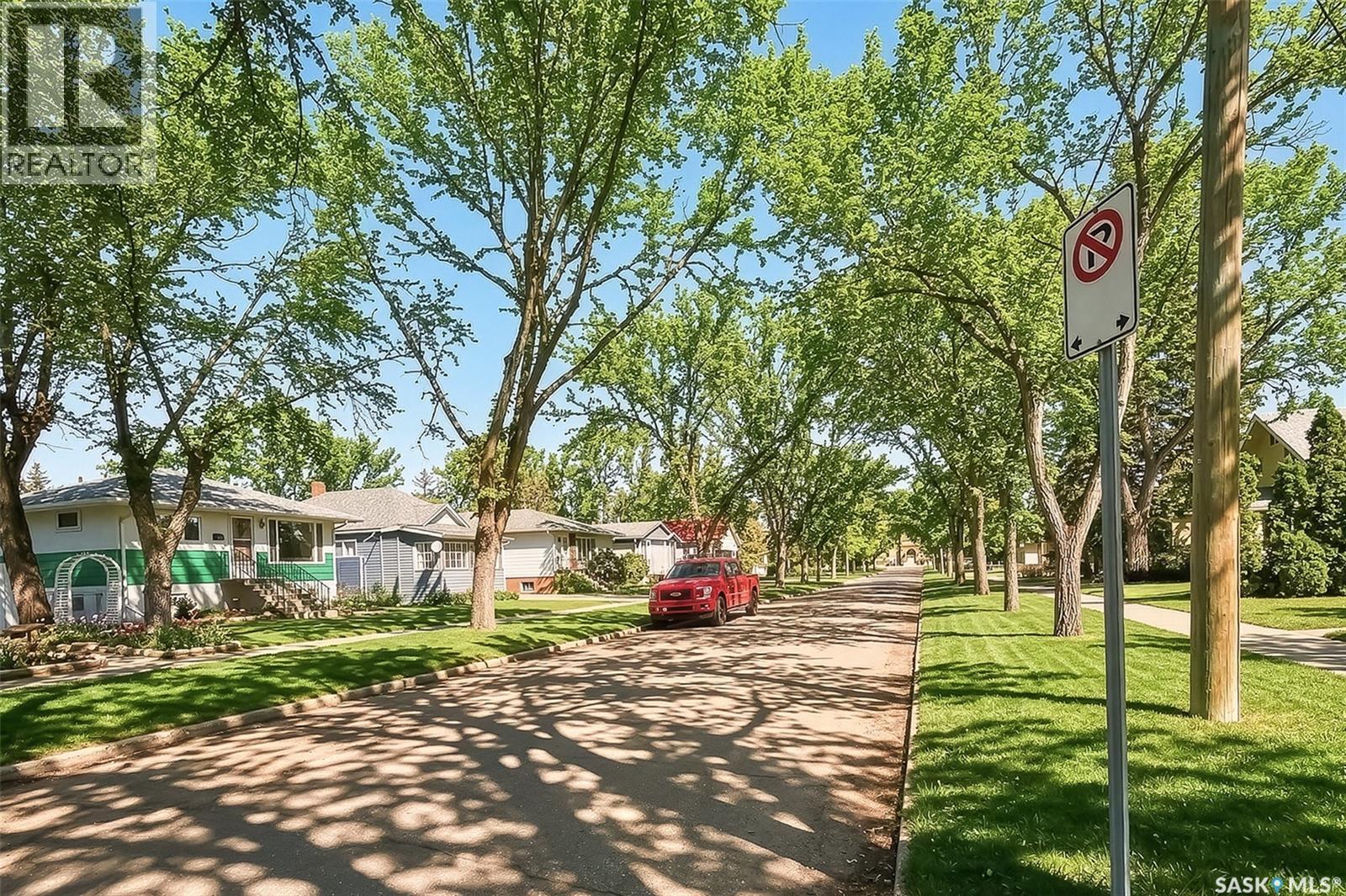 1118 6th Avenue Nw, Moose Jaw, Saskatchewan  S6H 4A6 - Photo 3 - SK031177