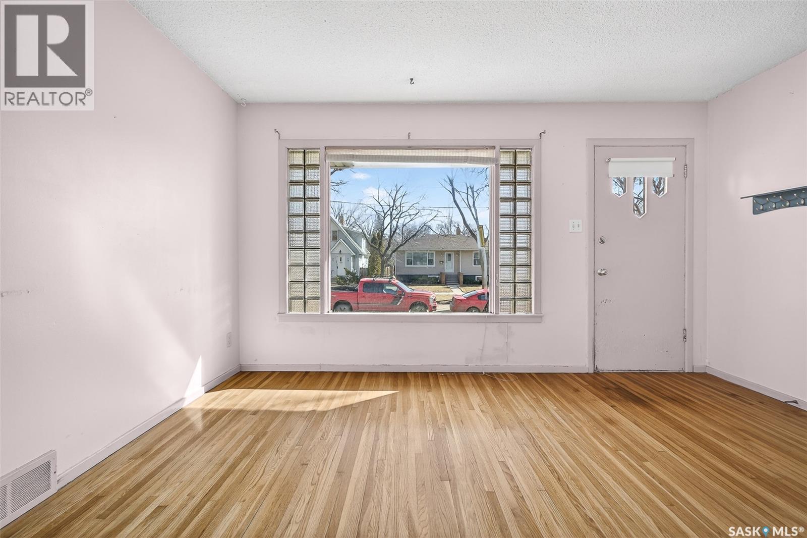 1118 6th Avenue Nw, Moose Jaw, Saskatchewan  S6H 4A6 - Photo 5 - SK031177