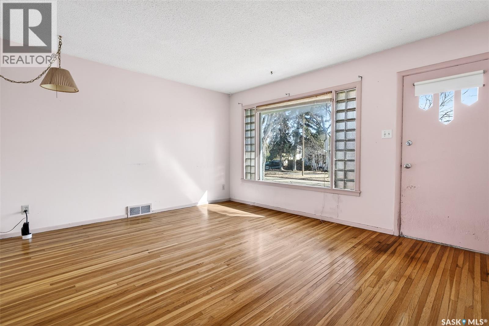 1118 6th Avenue Nw, Moose Jaw, Saskatchewan  S6H 4A6 - Photo 6 - SK031177