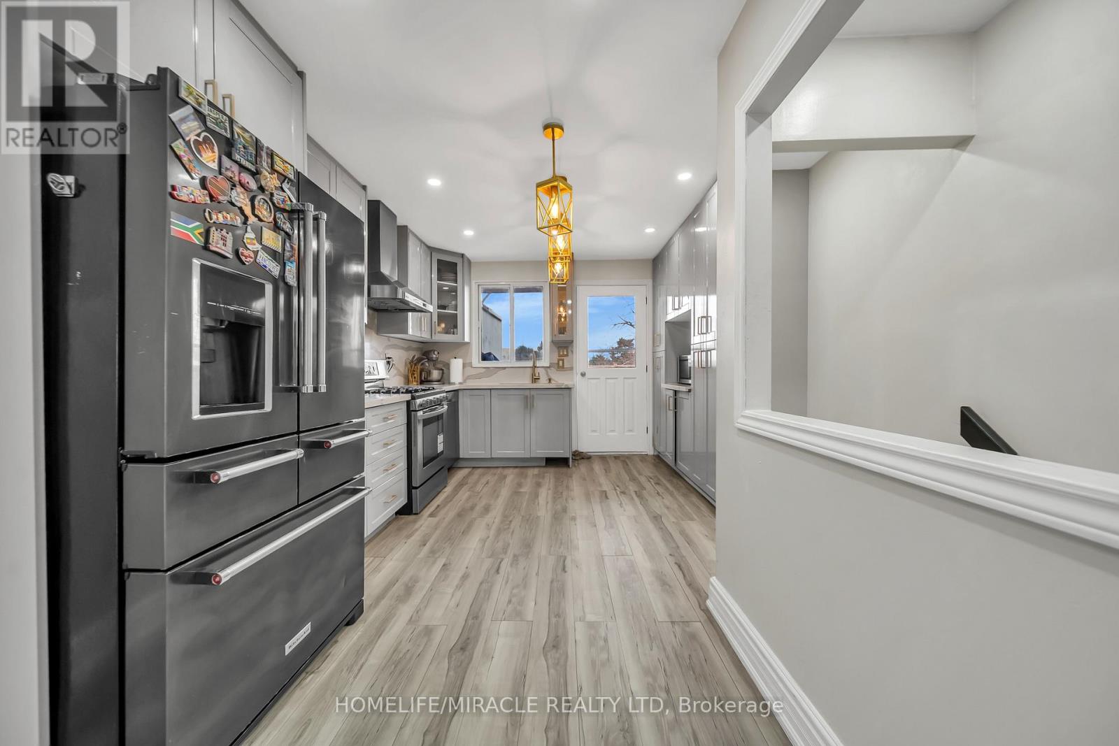 64 Drake Boulevard, Brampton, Ontario  L6T 3K9 - Photo 7 - W12918736