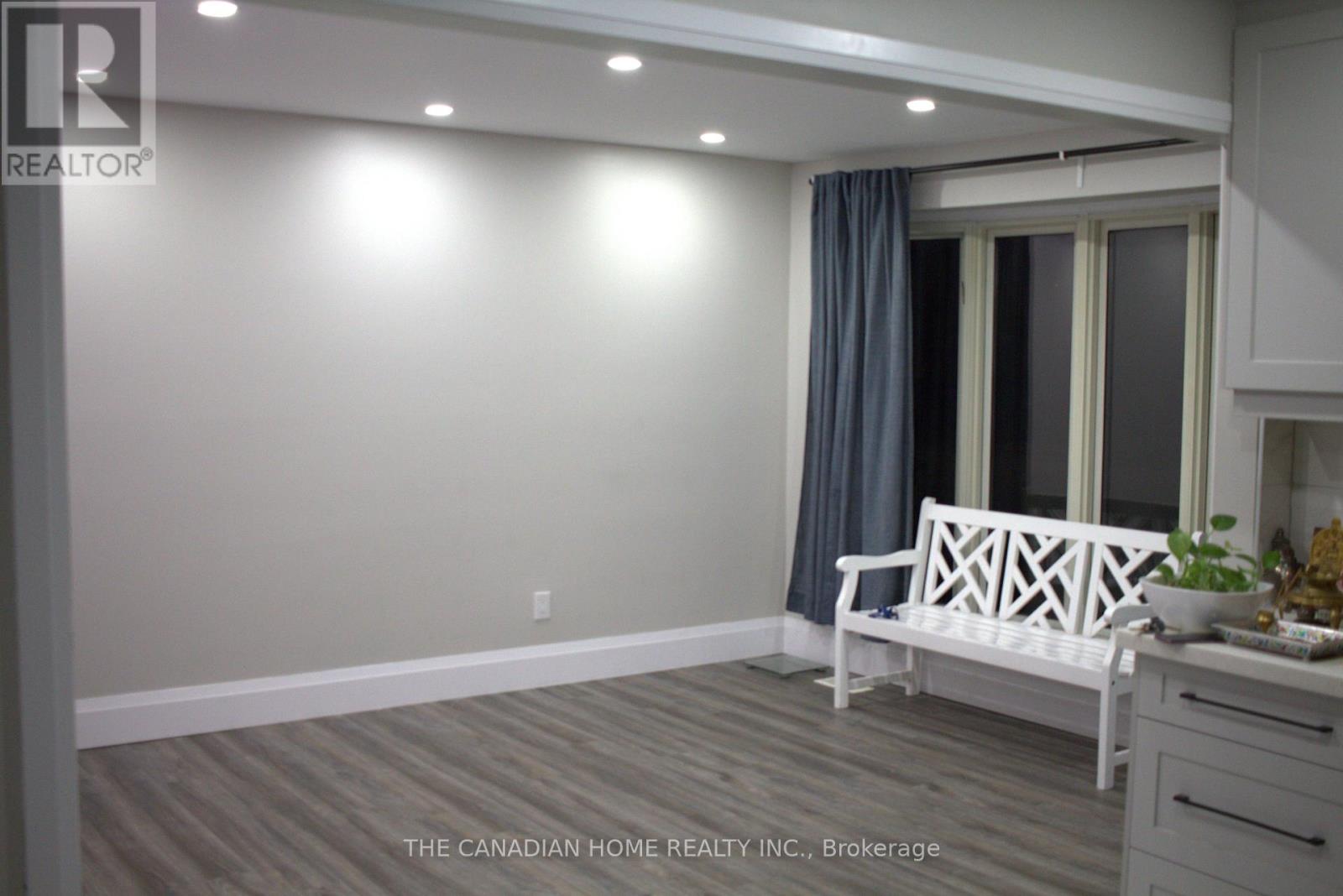 52 Davenport Crescent, Brampton, Ontario  L6T 3L6 - Photo 3 - W12918748