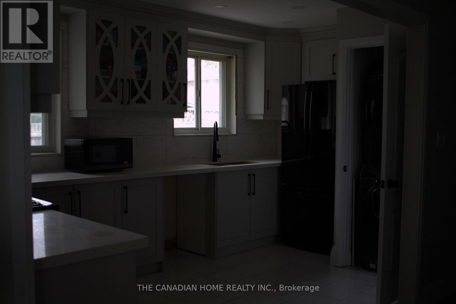 52 Davenport Crescent, Brampton, Ontario  L6T 3L6 - Photo 5 - W12918748