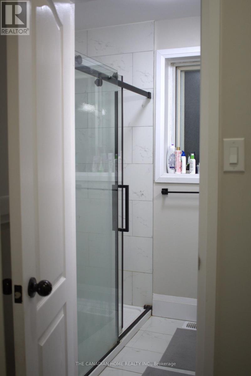 52 Davenport Crescent, Brampton, Ontario  L6T 3L6 - Photo 7 - W12918748