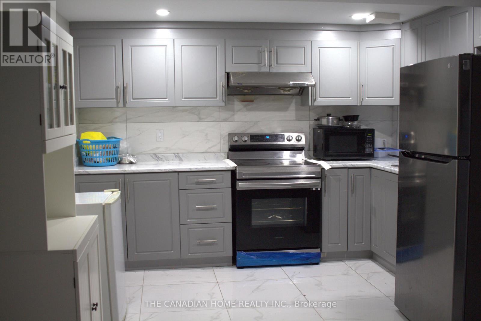 52 Davenport Crescent, Brampton, Ontario  L6T 3L6 - Photo 9 - W12918748