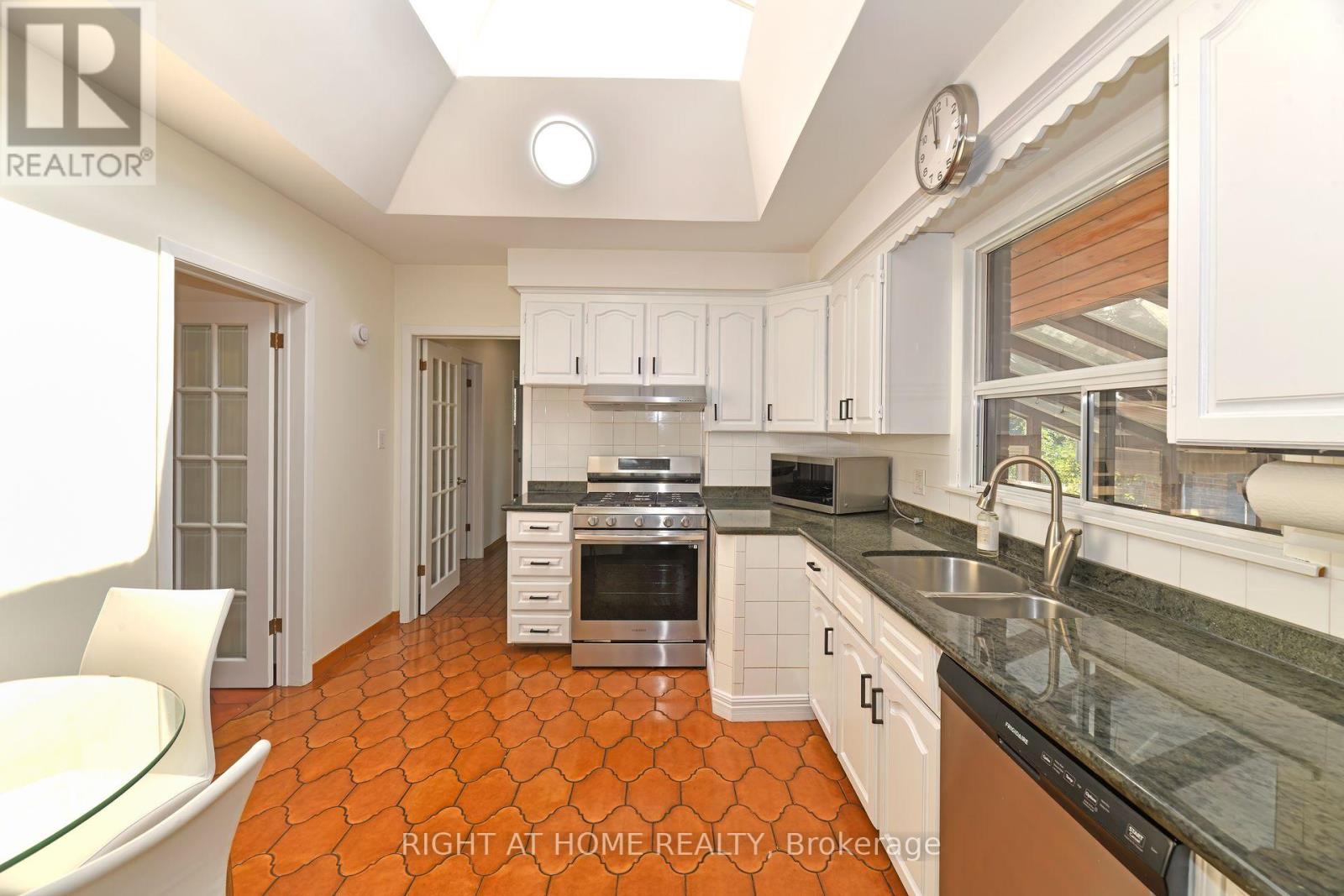 1033 Islington Avenue, Toronto, Ontario  M8Z 4R3 - Photo 4 - W12918754