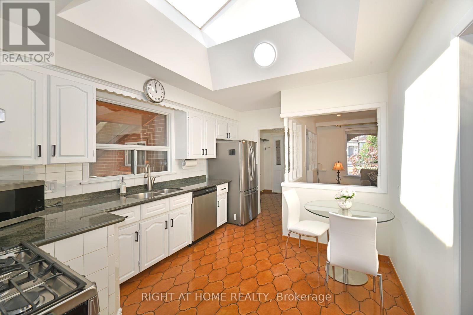 1033 Islington Avenue, Toronto, Ontario  M8Z 4R3 - Photo 5 - W12918754