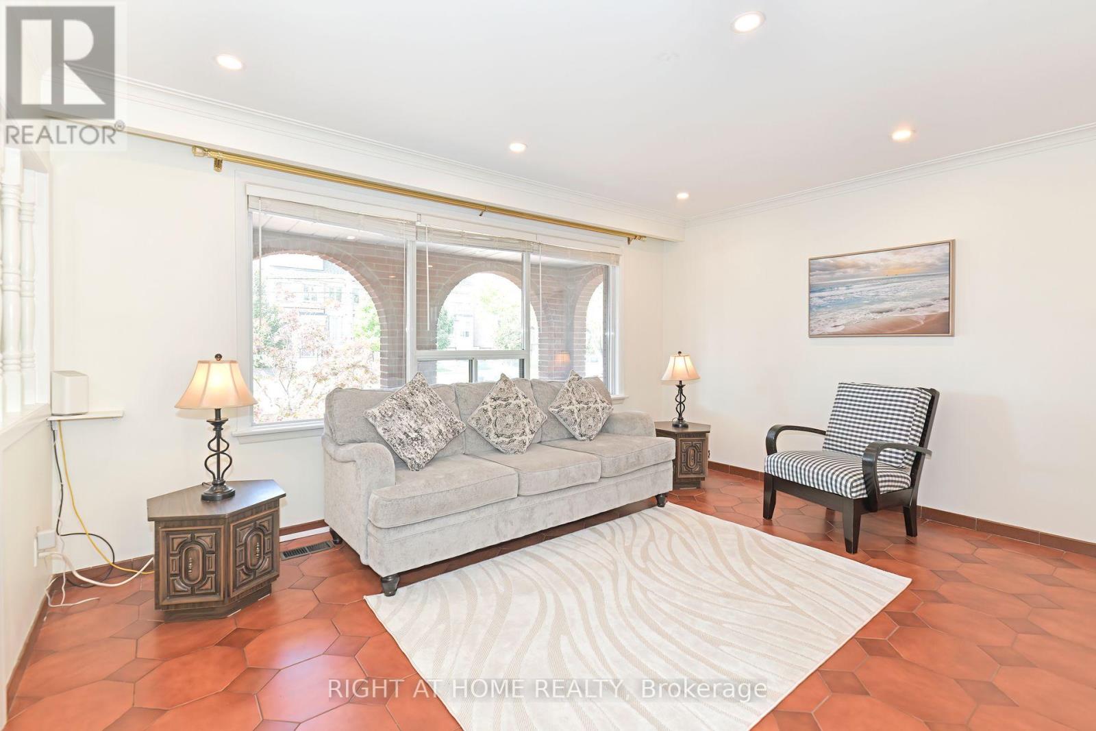 1033 Islington Avenue, Toronto, Ontario  M8Z 4R3 - Photo 7 - W12918754